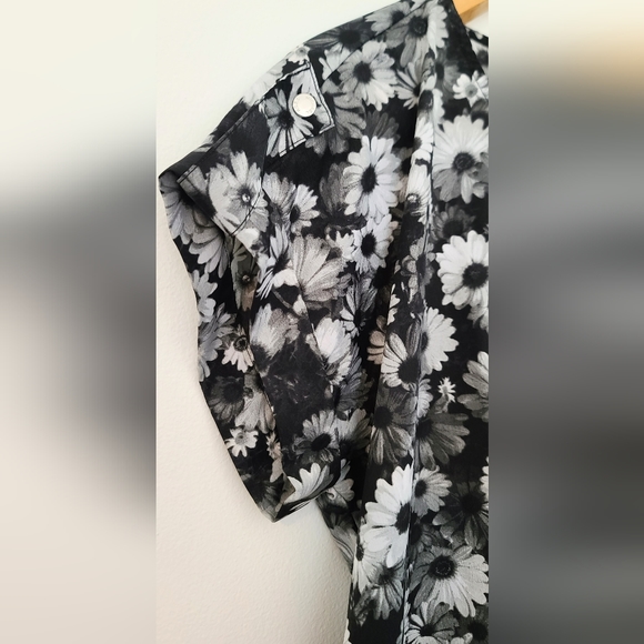 Michael Kors Black and White Daisy Blouse, Size large - Picture 2 of 6